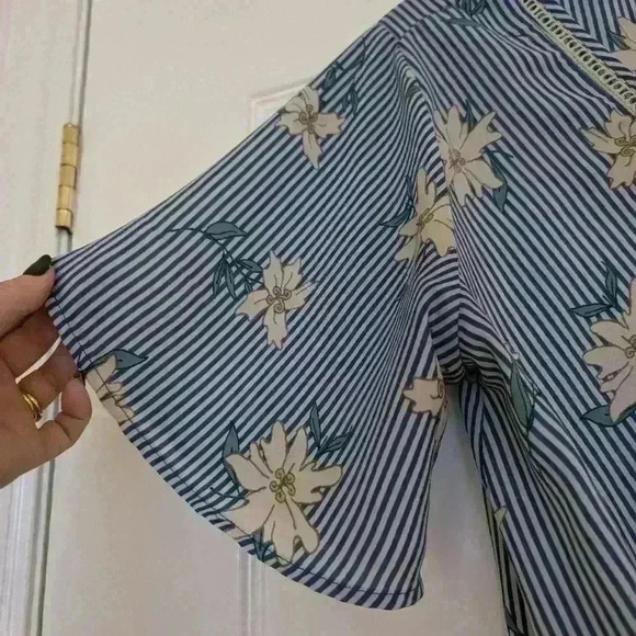 Sienna sky blue striped  white floral blouse size large - Picture 5 of 8